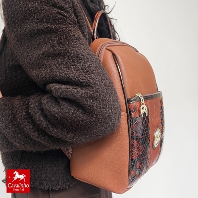 Mala mochila castanha com padrão pele de cobra e detalhes dourados