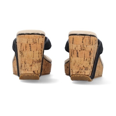 Sandálias femininas com cunha de cortiça e tiras pretas, vista traseira