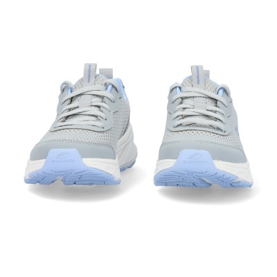 Par de sapatilhas cinza claro Skechers com detalhes em azul claro em fundo branco.