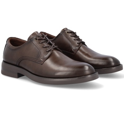 Par de sapatos de couro castanho escuro com atacadores e sola castanha