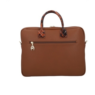 Pasta de mão castanha com alças padrão pele de cobra e fecho metálico dourado