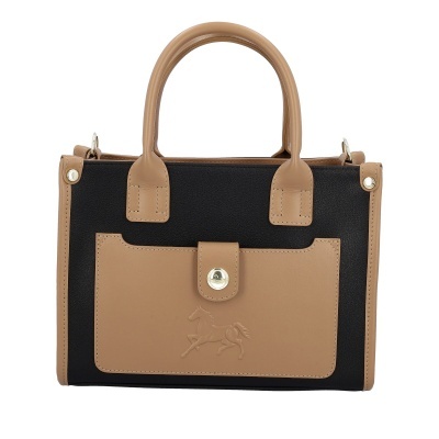 Mala de mão preta e bege com bolso e alças em couro sintético