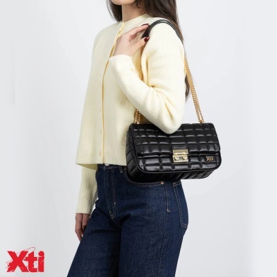 Mala tiracolo preta matelassê com fecho dourado e alça de corrente