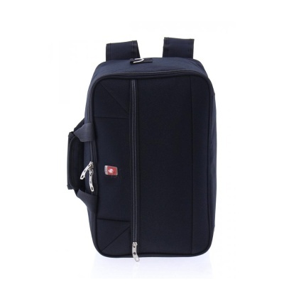 Mochila preta com zíperes prateados e alças acolchoadas