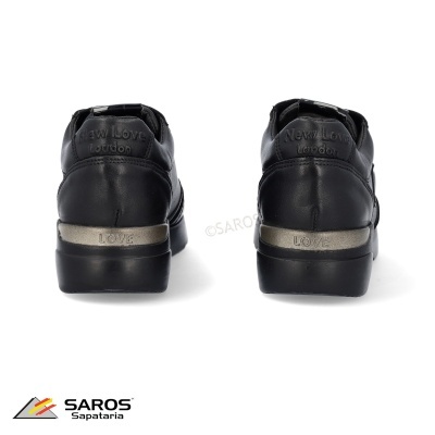 Sapatilhas pretas em couro com inscrições 