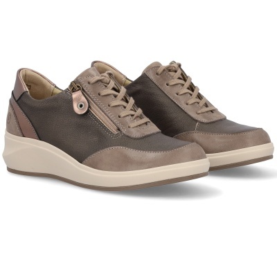 Sapatos baixos castanhos com fecho lateral e atacadores