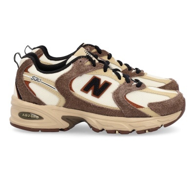 Par de sapatilhas New Balance 530 bege e castanho com detalhes em camurça e tecido, cadarços pretos