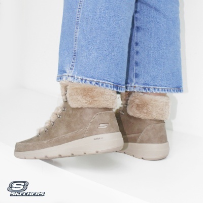 Botas Skechers castanhas com forro peludo usadas com calças de ganga.