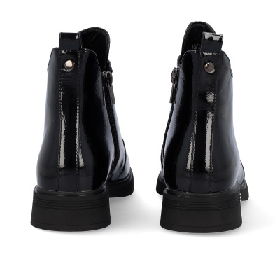 Botas pretas de verniz vista de trás