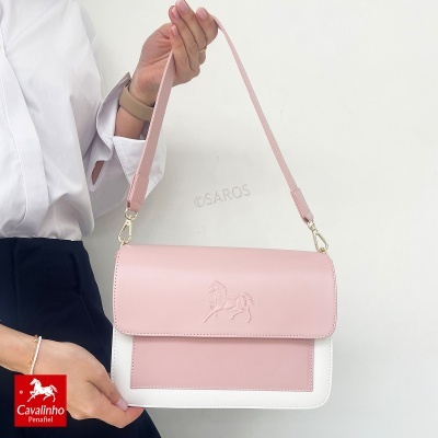 Mala de ombro em couro rosa claro e branco com relevo de cavalo e alça rosa