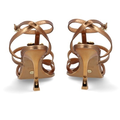 Sapatos de salto alto bronze com tiras cruzadas e fivela dourada, vistos de trás