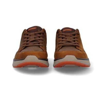 Sapatilhas castanhas Skechers em couro vistas de frente, com sola cinza e detalhes laranja