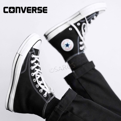 Ténis Converse pretos de cano alto com sola branca e logótipo circular