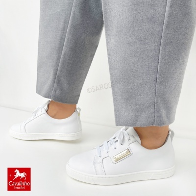 Sapatos desportivos brancos Cavalinho com calças cinzentas