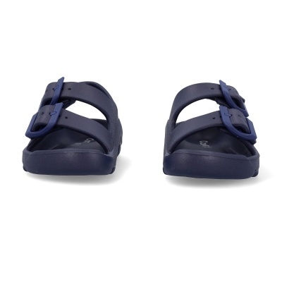 Sandálias azuis com duas tiras e fivelas azuis