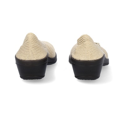 sapatos de salto baixo bege com sola preta