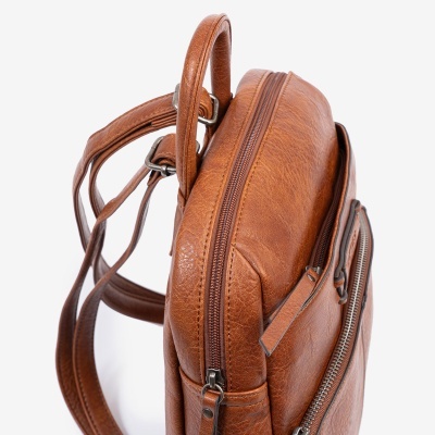 Mochila castanha em couro com fecho de correr e alças ajustáveis