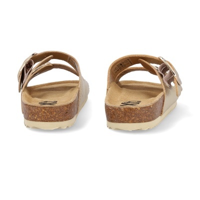 par de sandálias bege com fivela metálica