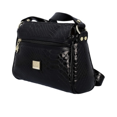 Mala tipo saco preta com textura brilhante e detalhes metálicos prateados.