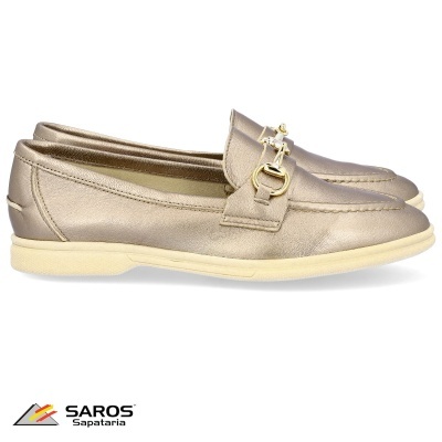Mocassins metálicos dourados com sola creme e fivela dourada