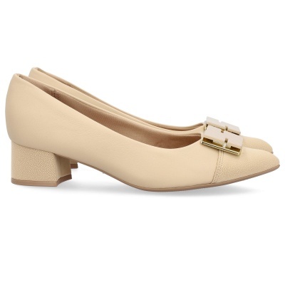 Sapatos de salto médio bege com detalhe dourado e branco.