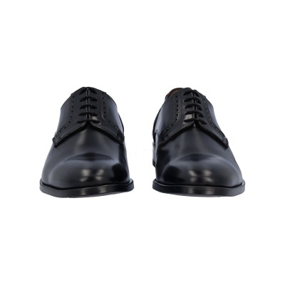 Sapatos masculinos pretos de couro polido com cadarços