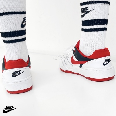 Sapatilhas Nike brancas, vermelhas e pretas vistas de trás com meias brancas