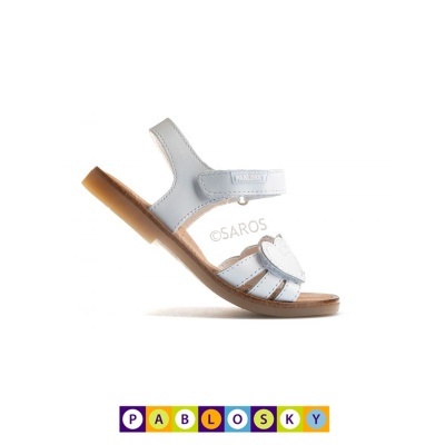 Sandália infantil branca com detalhe de coração e fecho de velcro.