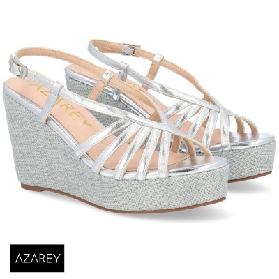 Sandálias de cunha prateadas com tiras brilhantes e sola texturizada prateada