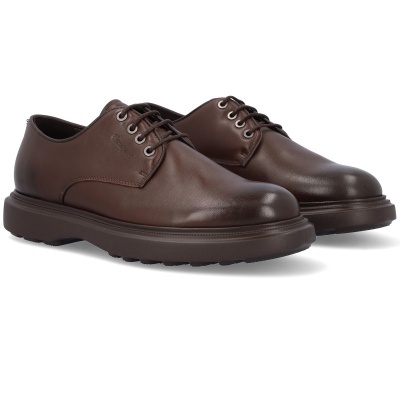 Sapatos de couro castanho com atacadores e sola grossa