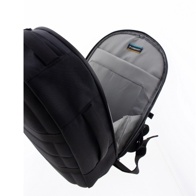 Mochila preta aberta mostrando interior cinza e etiqueta VOGART