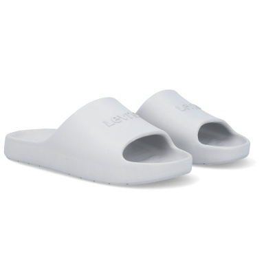 Chinelos slides brancos com escrita Levis em relevo