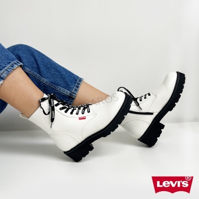 Botas brancas Levi's com sola preta e atacadores pretos