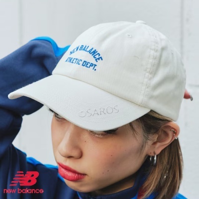 Boné branco com inscrição azul e palavra gravada no visor usado por pessoa