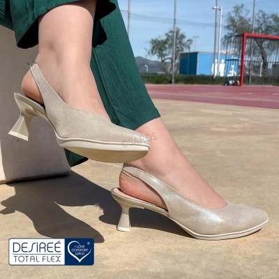 Sapatos de salto médio bege tipo slingback em piso exterior