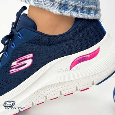 Ténis Skechers azul escuro com detalhes rosa e sola branca com texto Arch Fit