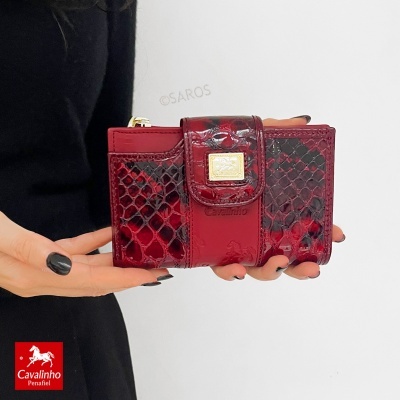 Carteira feminina em couro vermelho com padrão de pele de cobra e detalhe dourado.