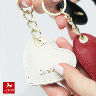Porta-chaves coração de couro branco, vermelho e preto com marca Cavalinho