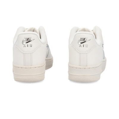 Ténis Nike Air brancos vistos de trás com logótipo prateado no calcanhar