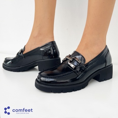 Sapatos femininos mocassim preto verniz com salto grosso e sola antiderrapante.
