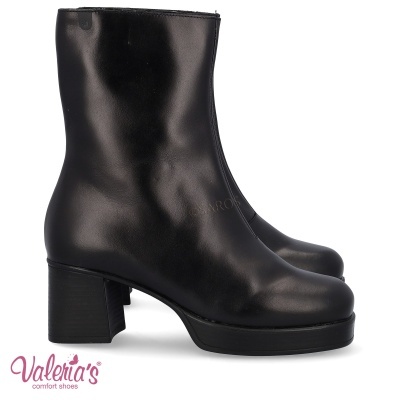 Botas pretas de salto médio em pele sintética