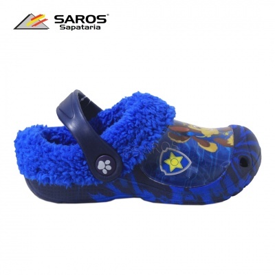 Sapata azul com interior felpudo e estampagem de personagens animados