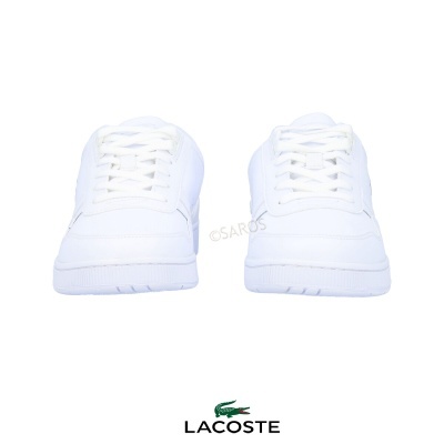 Sapatilhas brancas Lacoste com atacadores sobre fundo branco