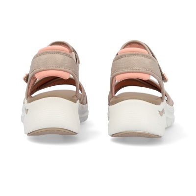 Sandálias bege Nike com velcro e sola branca vista de trás