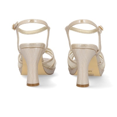 Sandálias bege de salto alto com tiras e fivela