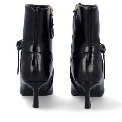 botas pretas de salto fino com laço e fecho dourado