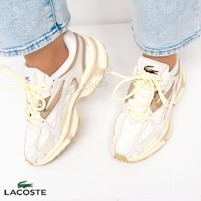 Ténis Lacoste bege e branco com sola grossa e logo do crocodilo