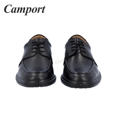 Par de sapatos pretos de pele com atacadores