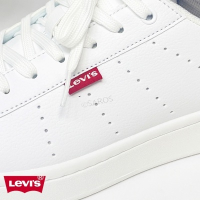 Ténis brancos Levis com etiqueta vermelha na lateral