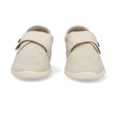 Sapatos confortáveis bege com padrão branco e fecho em velcro